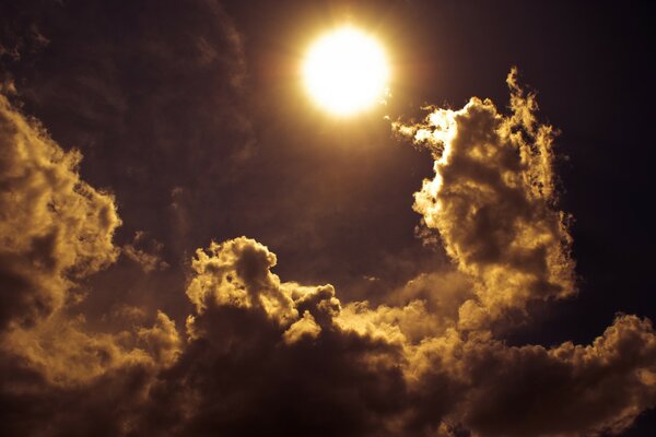 Sol brillante y nubes en el cielo