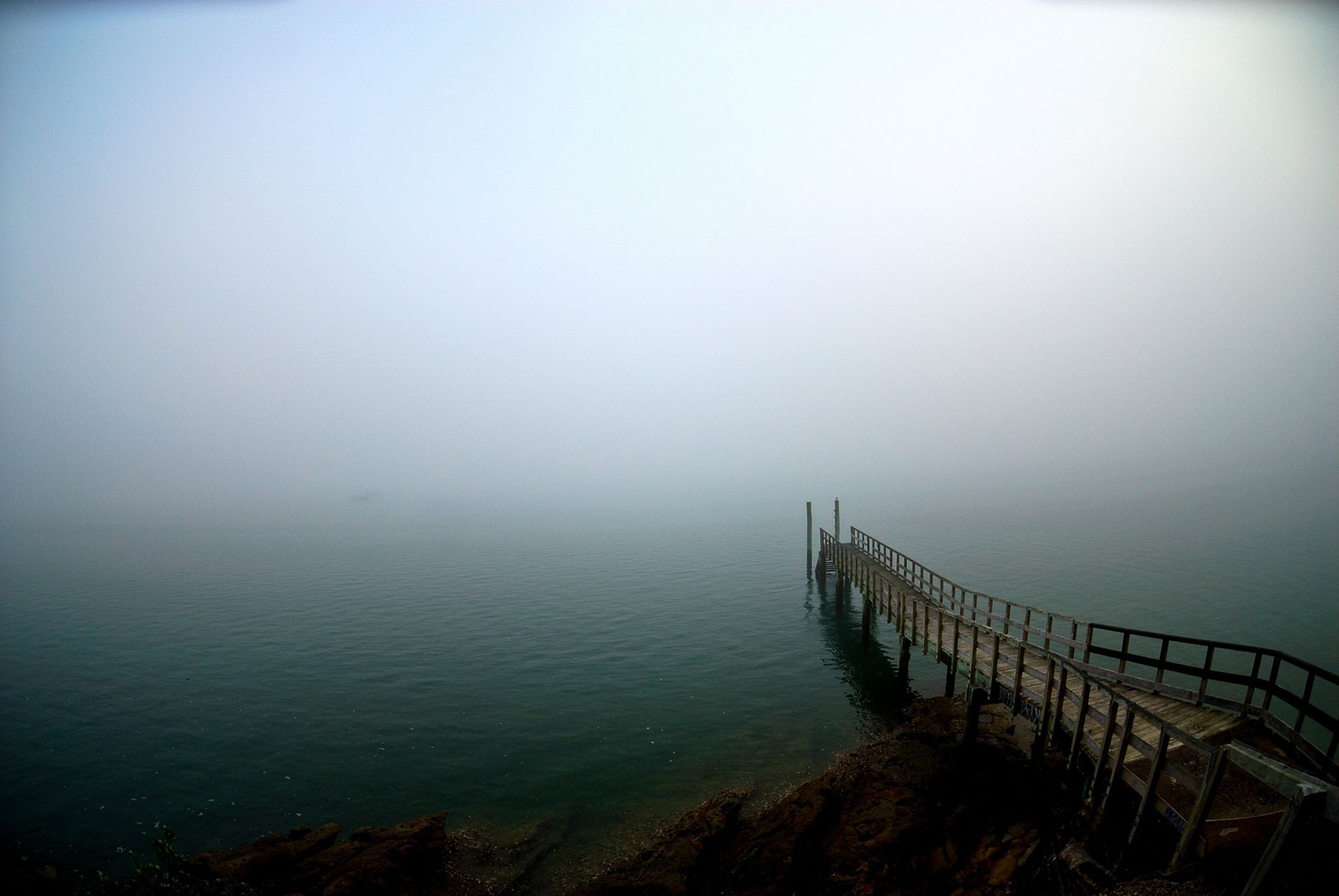 muelle niebla