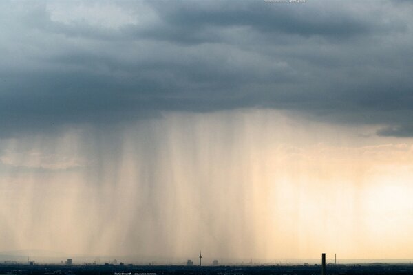 Una nube lluviosa. Lluvia de lado