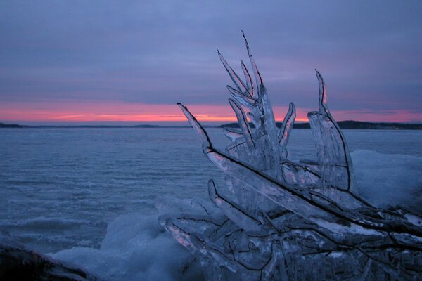 Winter Sonnenuntergang, aber das Wasser ist noch nicht gefroren