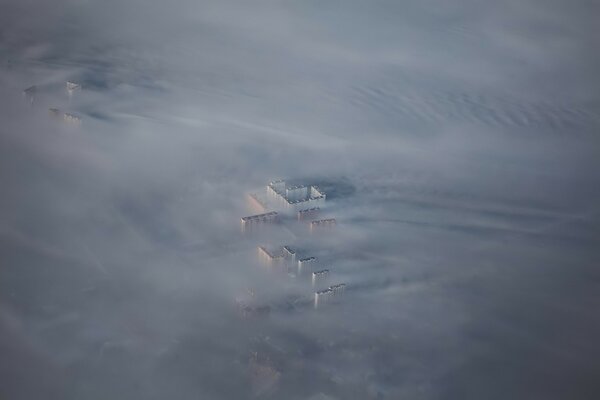 Una città coperta da una forte nebbia