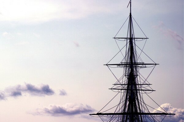 Der Mast des Schiffes schwebt irgendwie in den Wolken