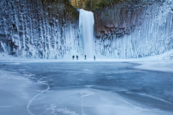 Hermosa cascada entre el hielo
