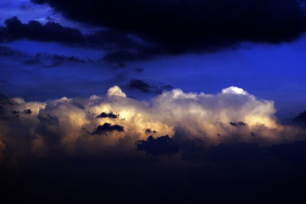 Nuit ciel et nuages ensemble à côté de nuages