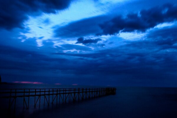 Cielo blu brillante in riva al mare