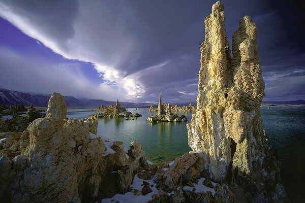 Mar de nieve con rocas al atardecer