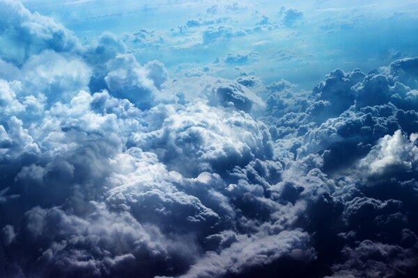 Nuages dans un ciel bleu clair