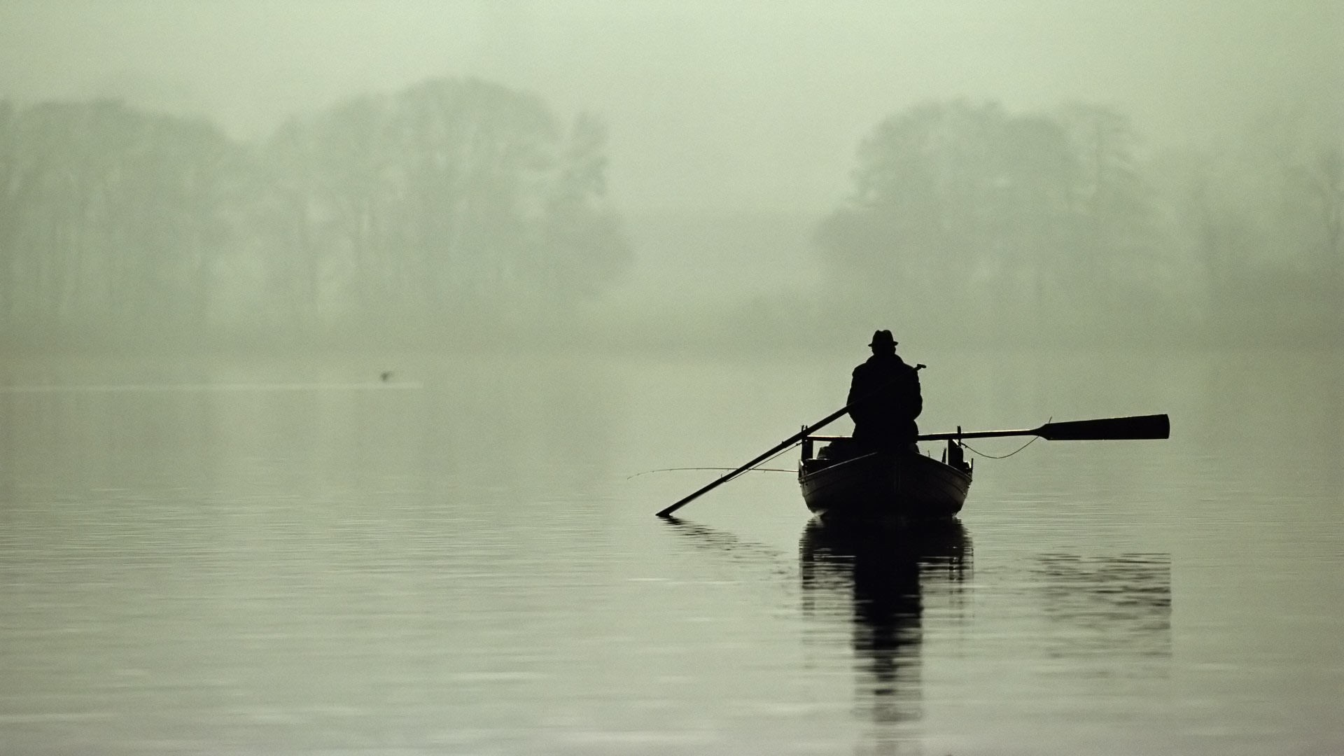 mañana niebla lago barco pescador