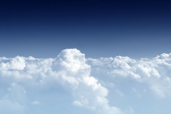 Schneeweiße Wolken auf der Höhe der Stratosphäre