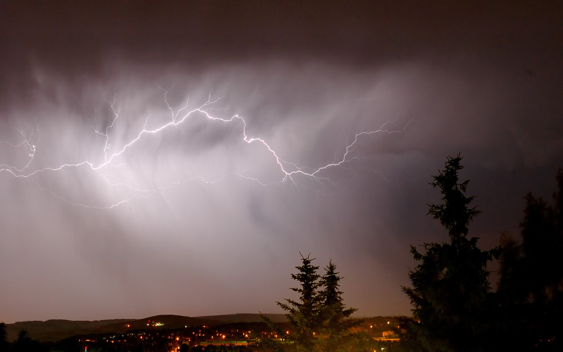 blitz wolken wolken stadt nacht