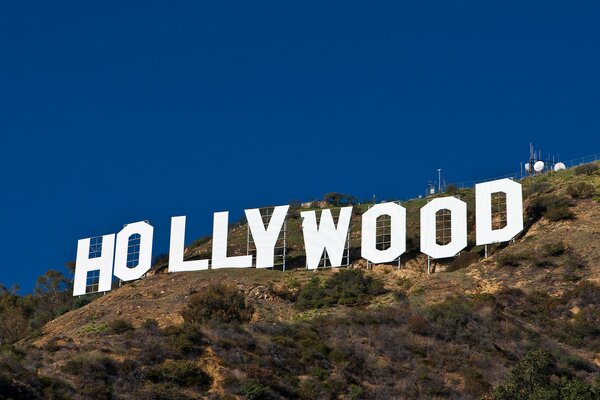 The inscription Hollywood on the mountain