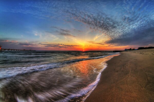 Sonnenuntergang an der Küste von unrealistischer Schönheit
