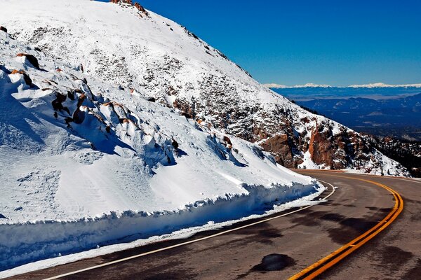 Carretera de circunvalación en las montañas con nieve