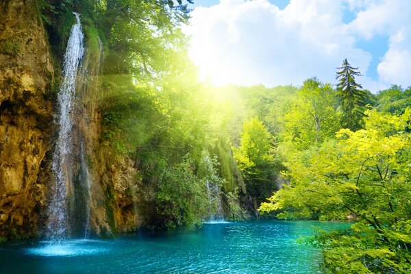 Cascada de montaña bajo el sol