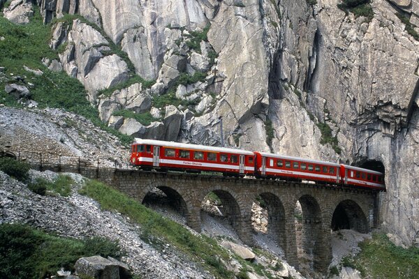 Eisenbahn im Inneren des Stvecargebirges