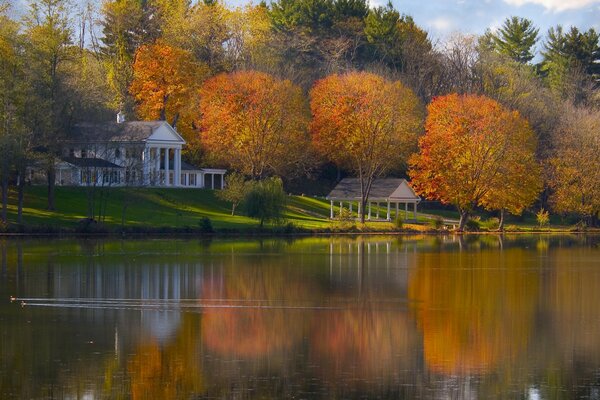 Lago in autunno in Ohio