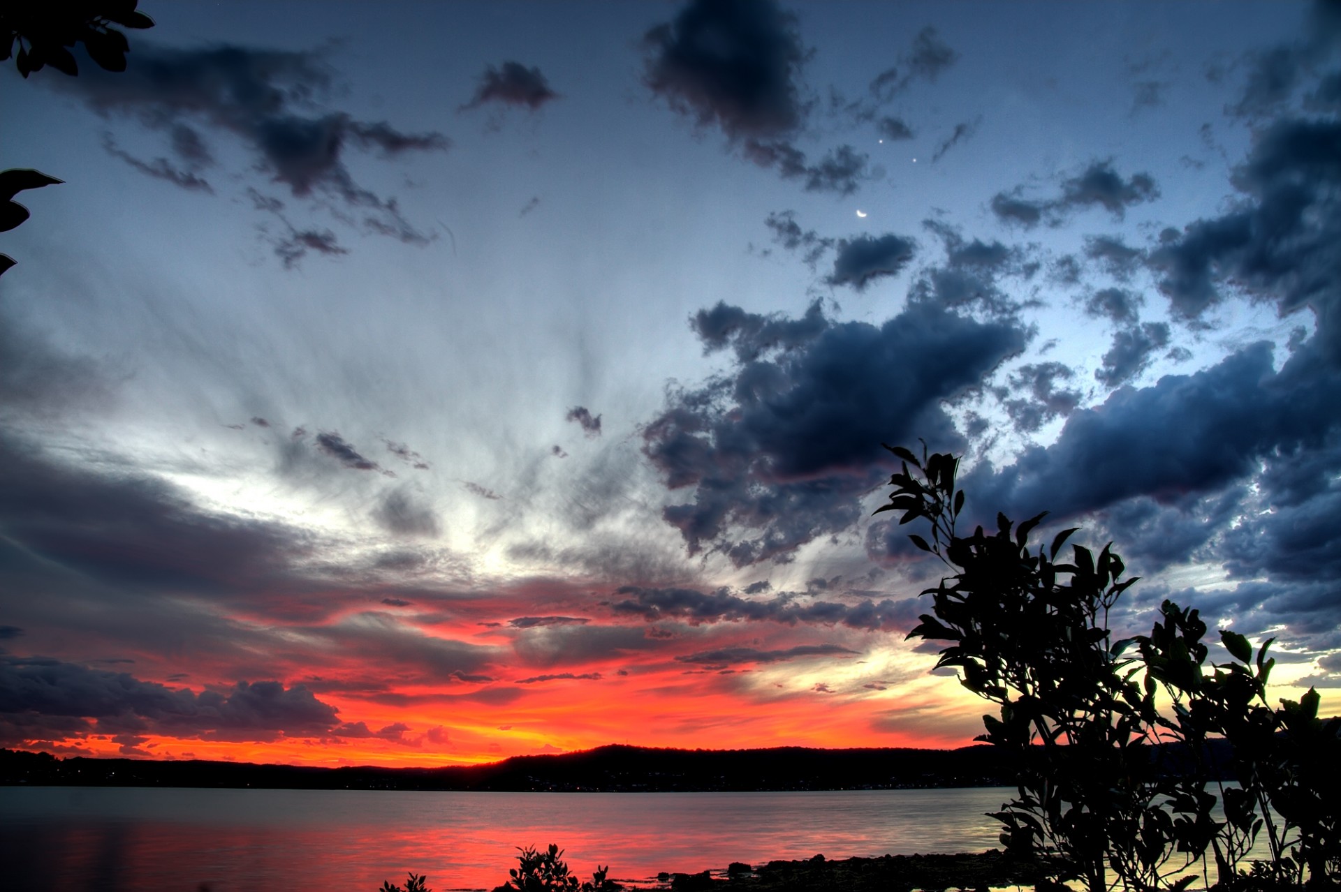 lac côte coucher de soleil