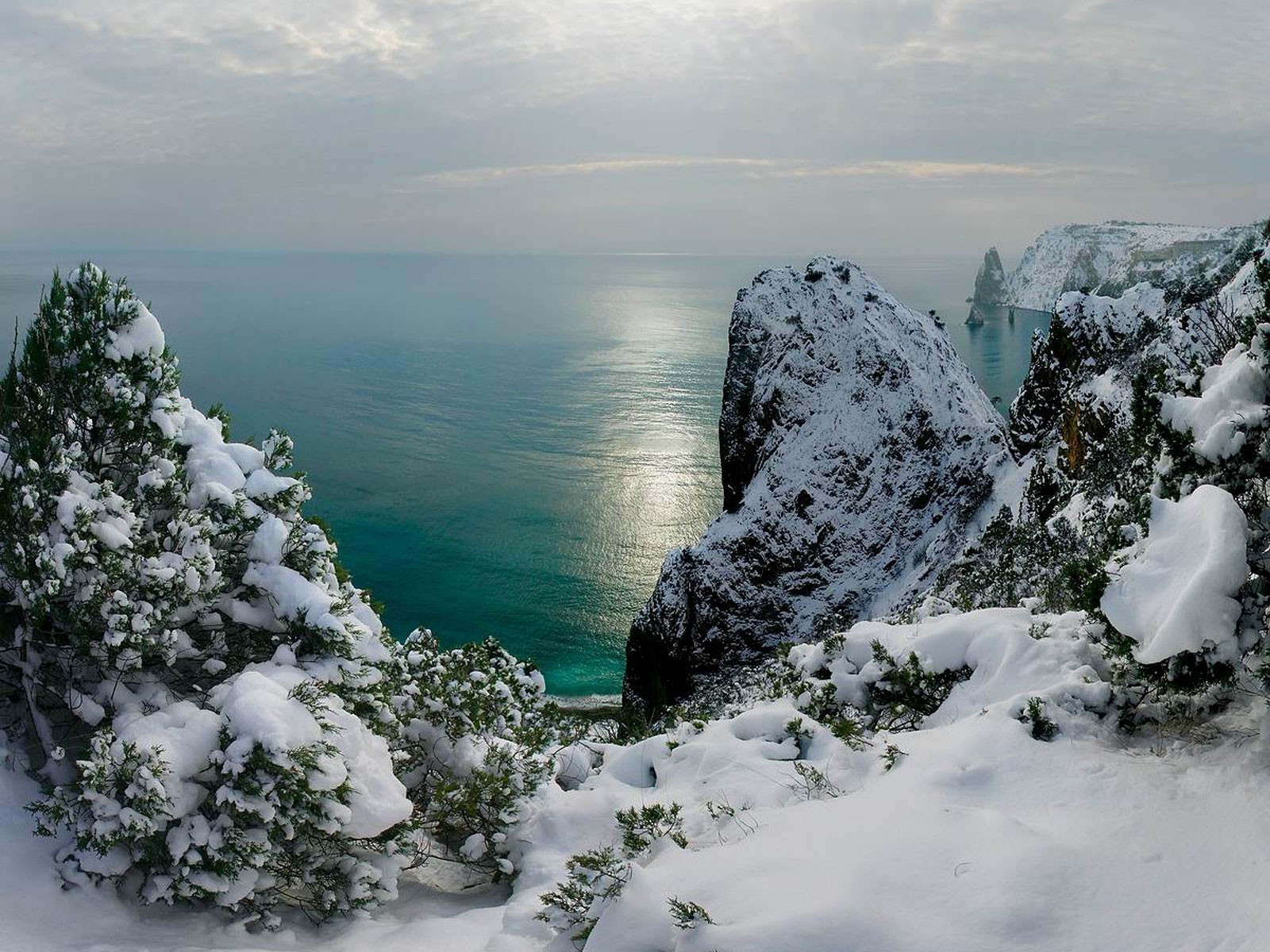 crimea mar nero inverno rocce neve alberi nella neve orizzonte