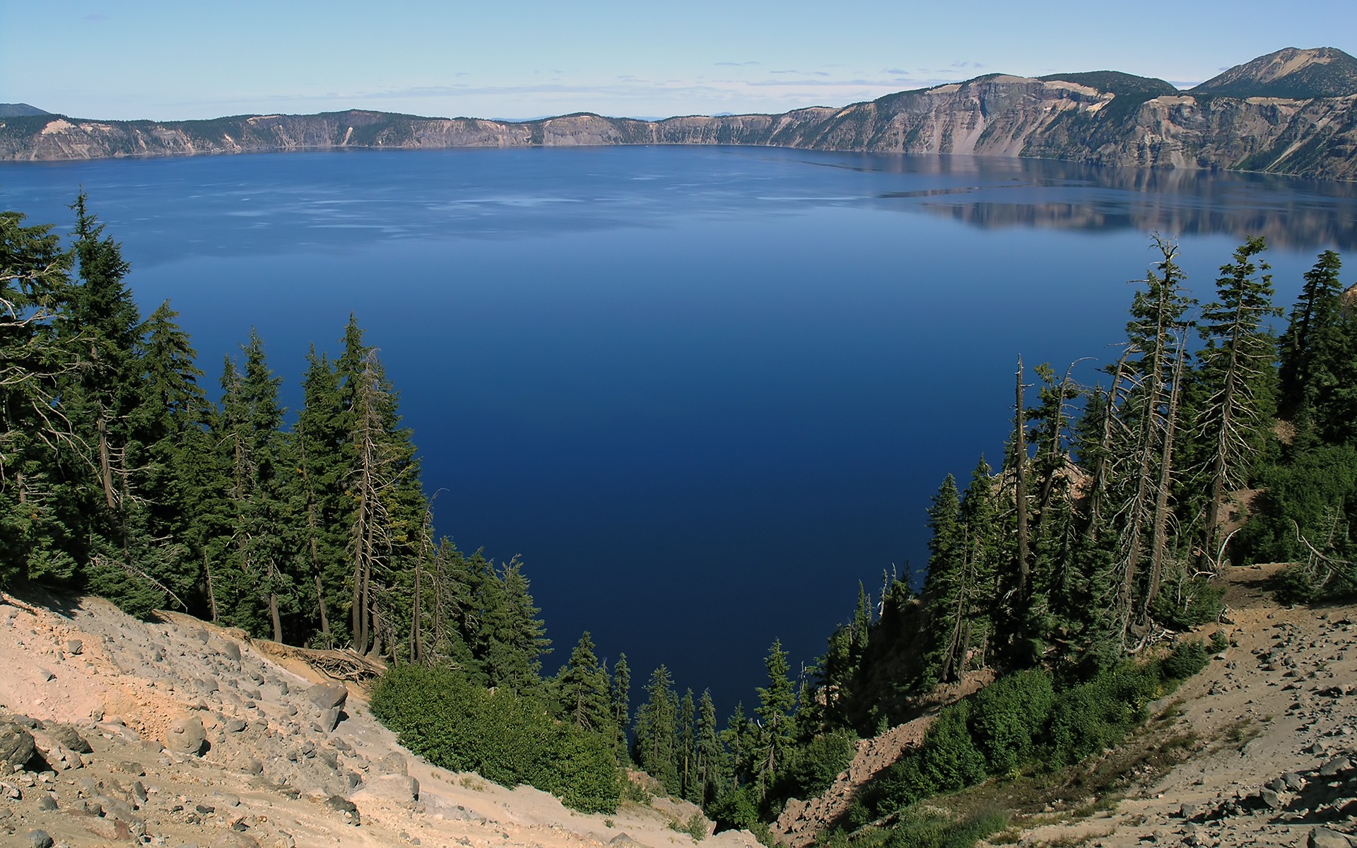 étang montagnes arbres