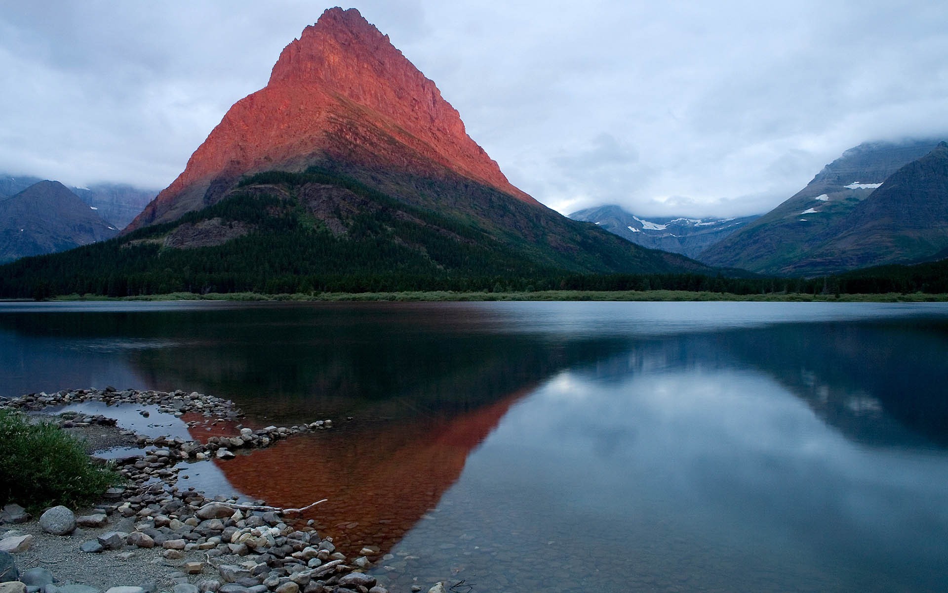 montagnes coucher de soleil ombre lac nuages