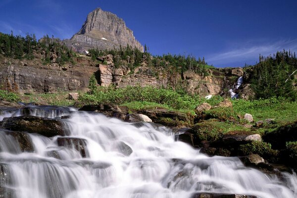 Belle cascade dans les montagnes