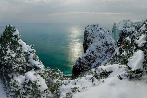 Schneebedeckte Winterfelsen am Schwarzen Meer auf der Krim