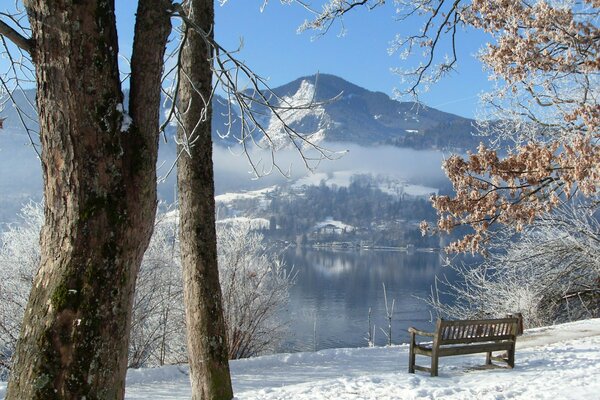 Tienda solitaria cubierta de nieve cerca del lago