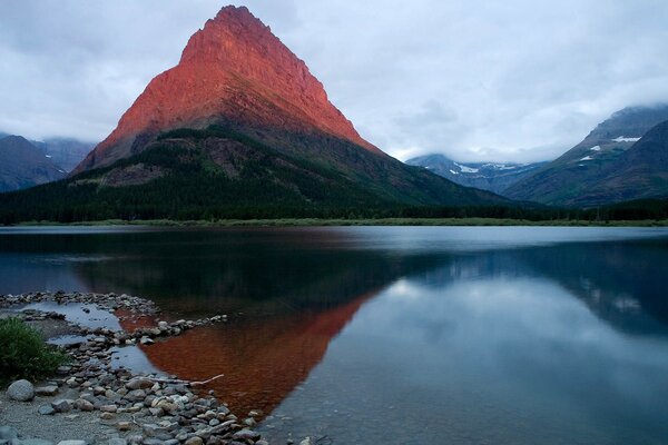 Réflexion de la montagne dans l eau