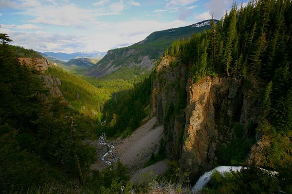 Taiga. Río de montaña entre las rocas