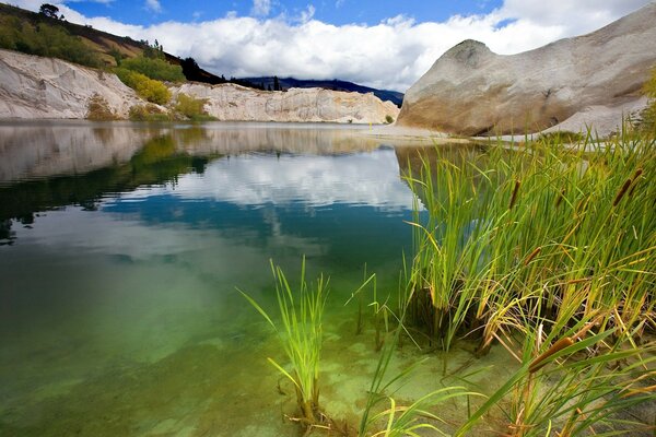 Lac clair transparent au milieu de la mine