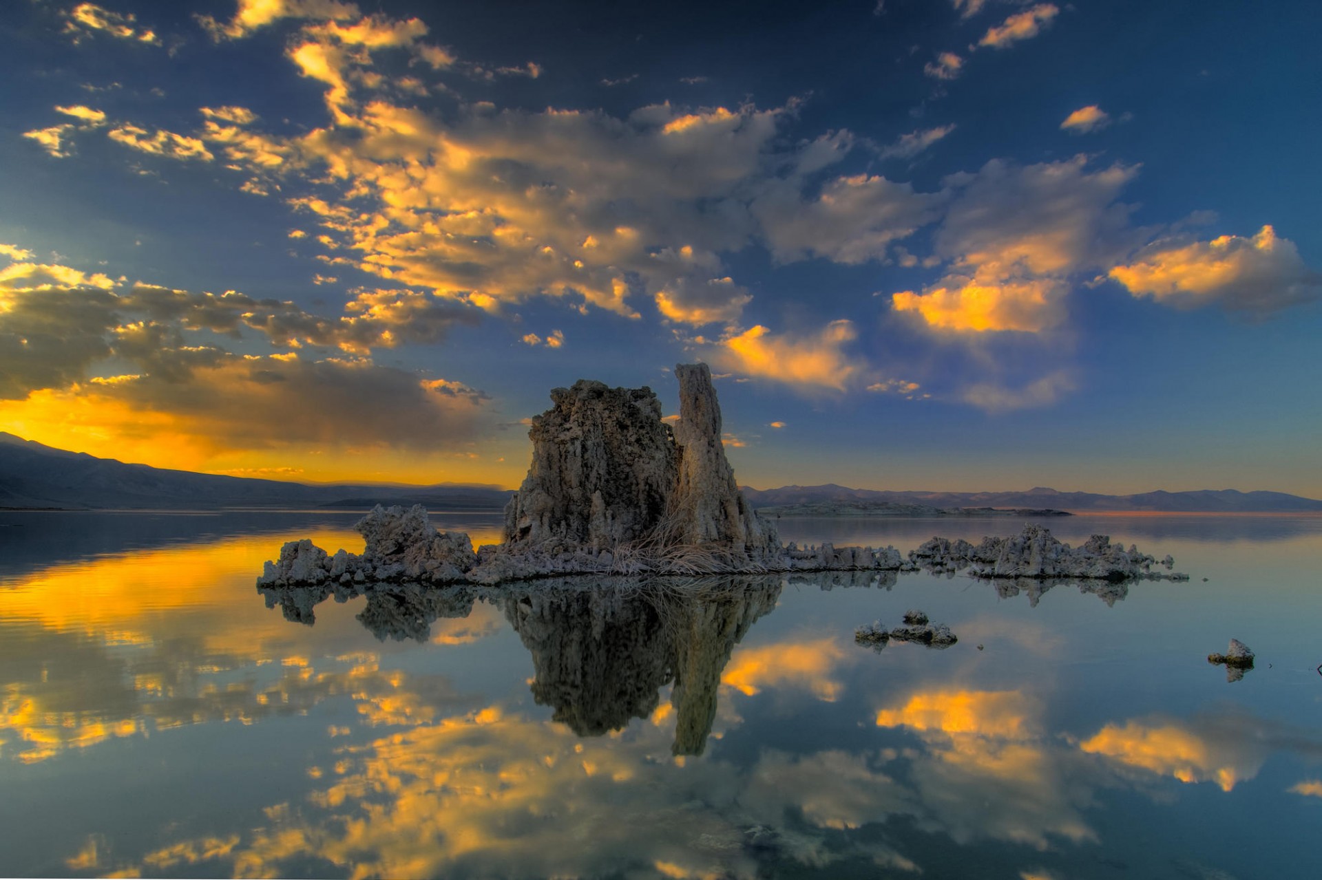 lac île réflexion nuages coucher de soleil