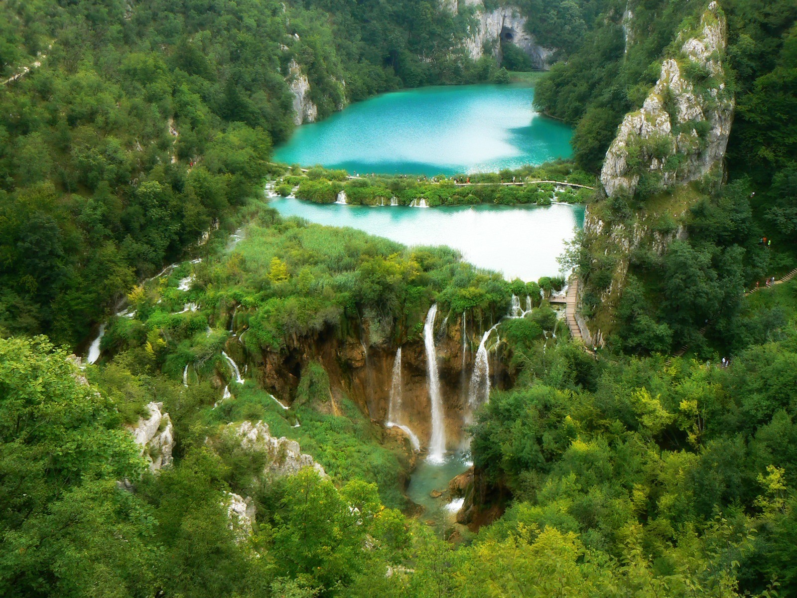 lago cascata acqua rocce foresta