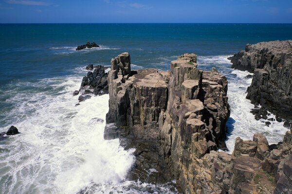 klarer Himmel. Felsen am Meer