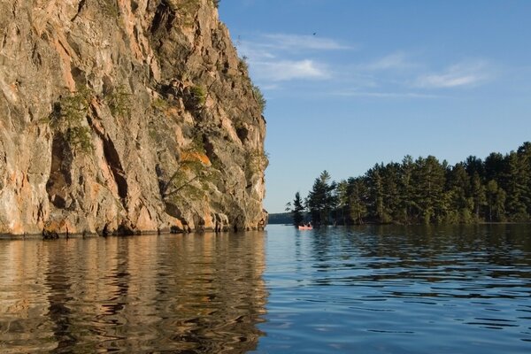 Между горами вдалеке лодка на воде