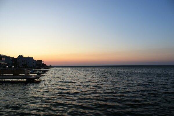 Crépuscule au coucher du soleil sur la mer en Crimée