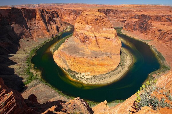 Wasser und Gras in einer felsigen Schlucht