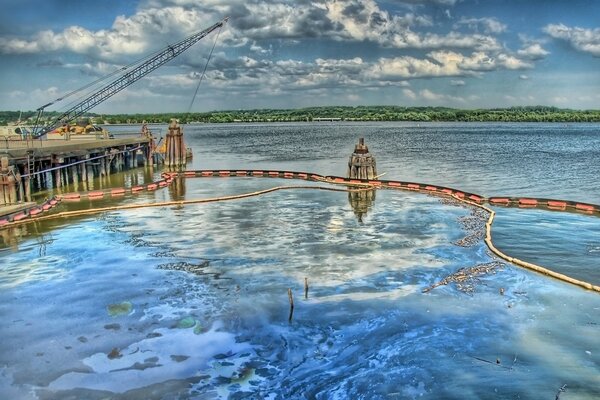 Muelle contra el cielo y el agua