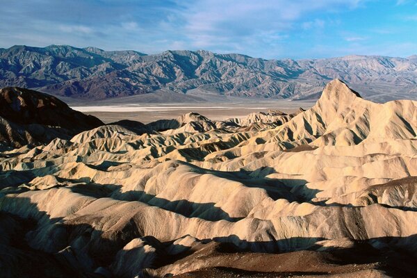 Sandberge unter blauem Himmel