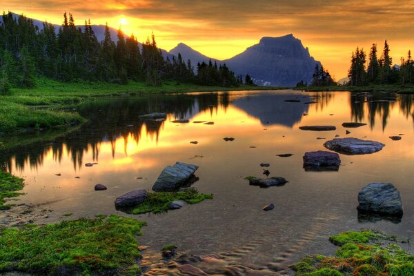 Coucher de soleil sur le lac parmi les montagnes