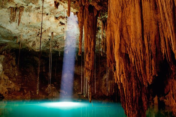 Un rayo de sol en una cueva profunda