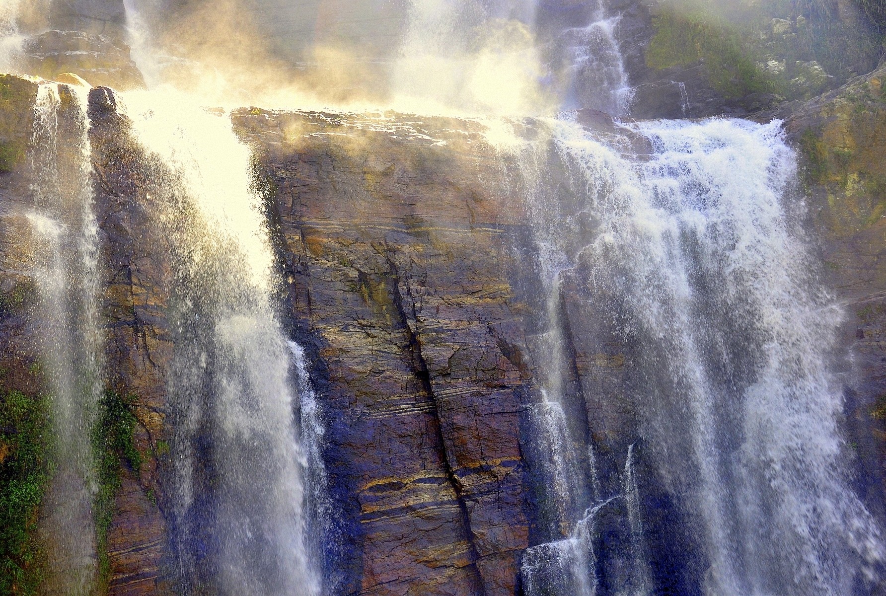 cascada luz acantilado