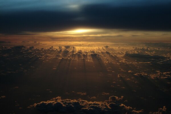 Magische Wolken bei Sonnenuntergang