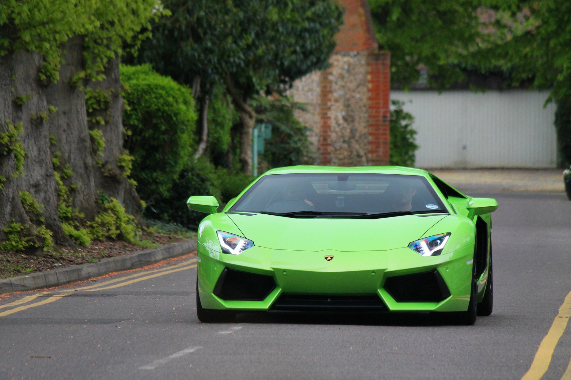 lamborghini aventador lp-700-4 зеленый ламборгини авентадор вид спереди дорога разметка деревья поребрик