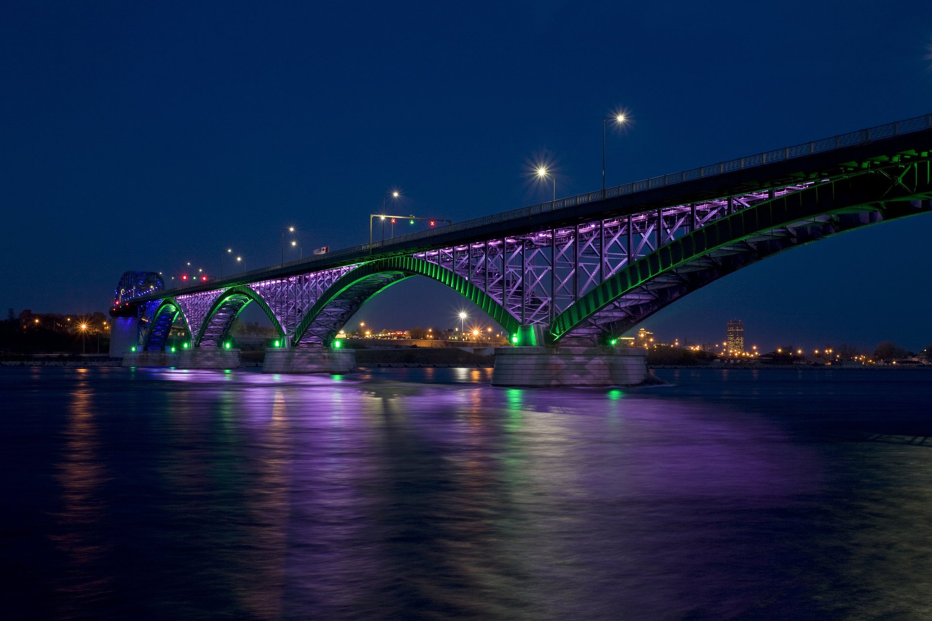 peace bridge miasto zatoka most światła noc