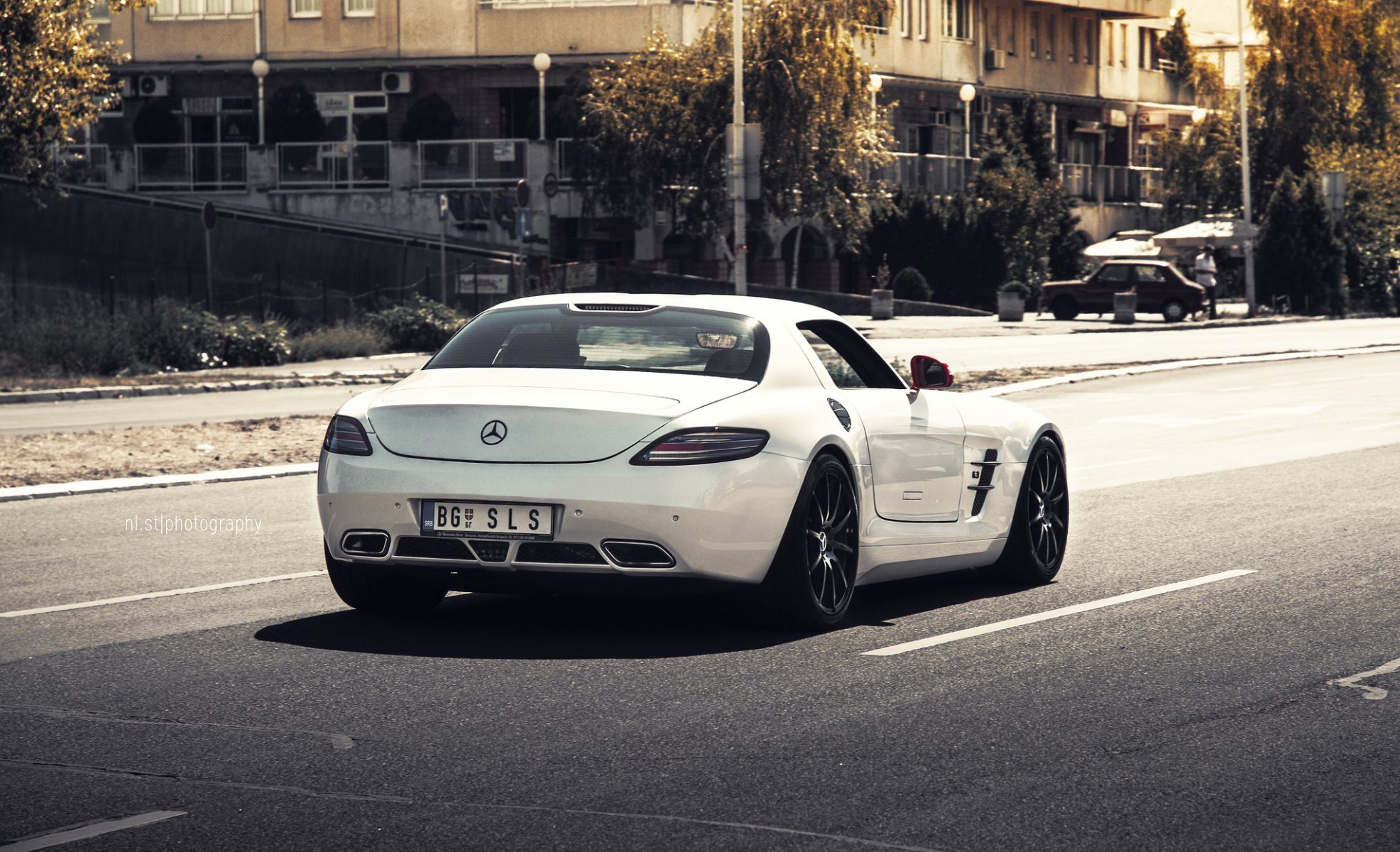 mercedes sls amg blanc ni.st photos merce mercedes merin sls route miroirs rouges cul voiture ville maisons arbres