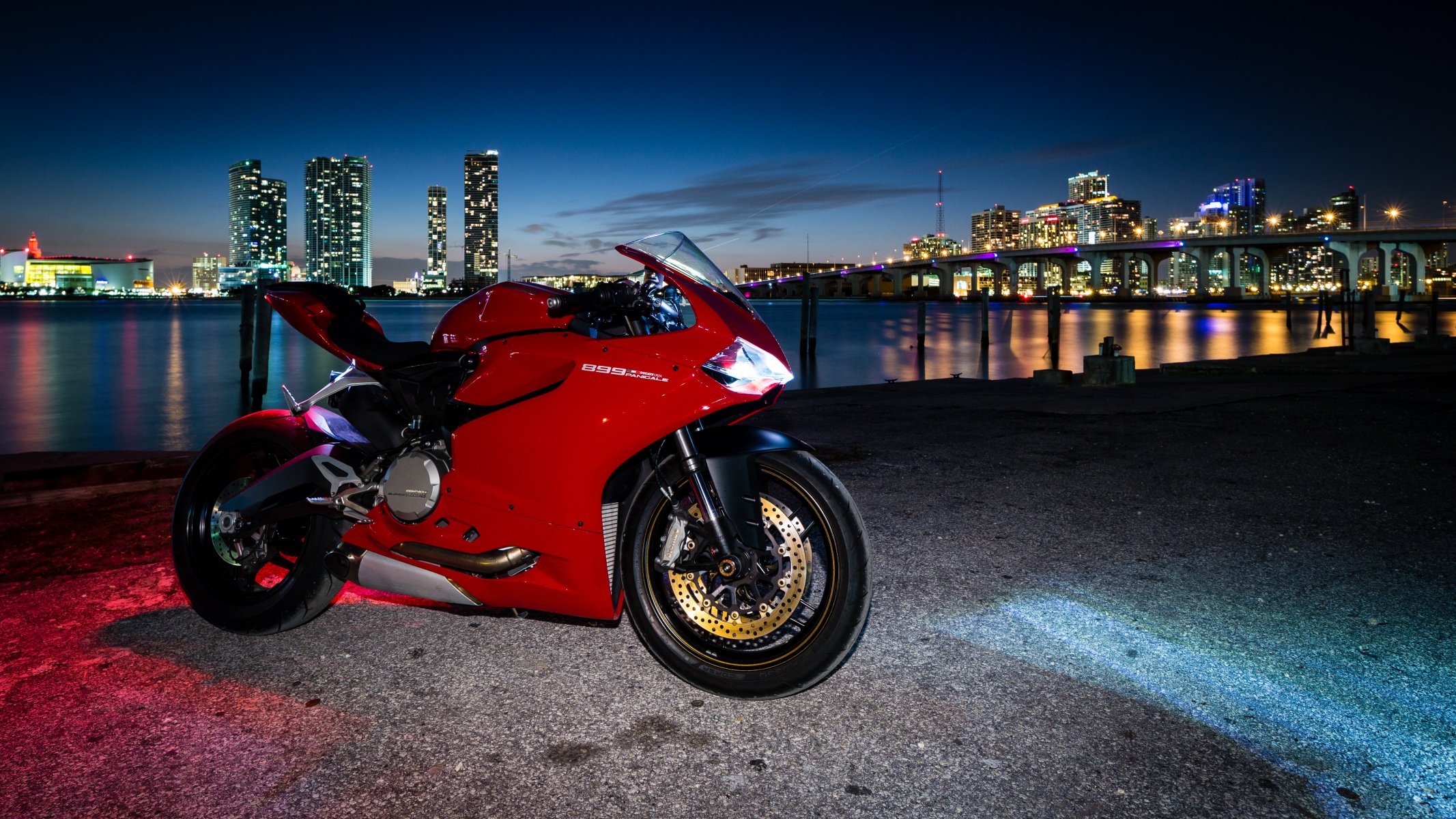 ducati rouge ducati rouge crépuscule ville lumières moto