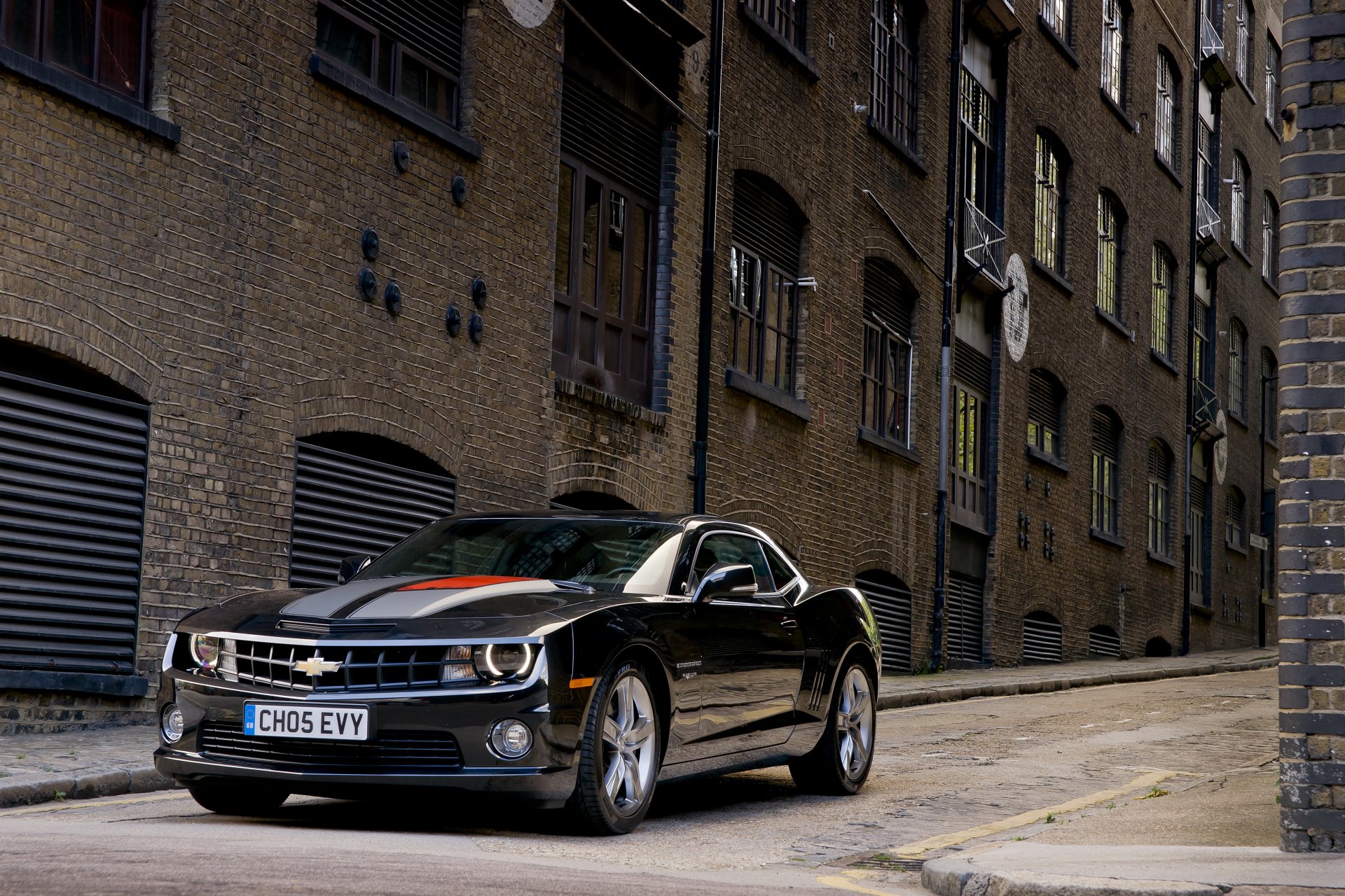 chevrolet camaro rs 45 - rocznica czarny metaliczny przód samochód miasto zdjęcie