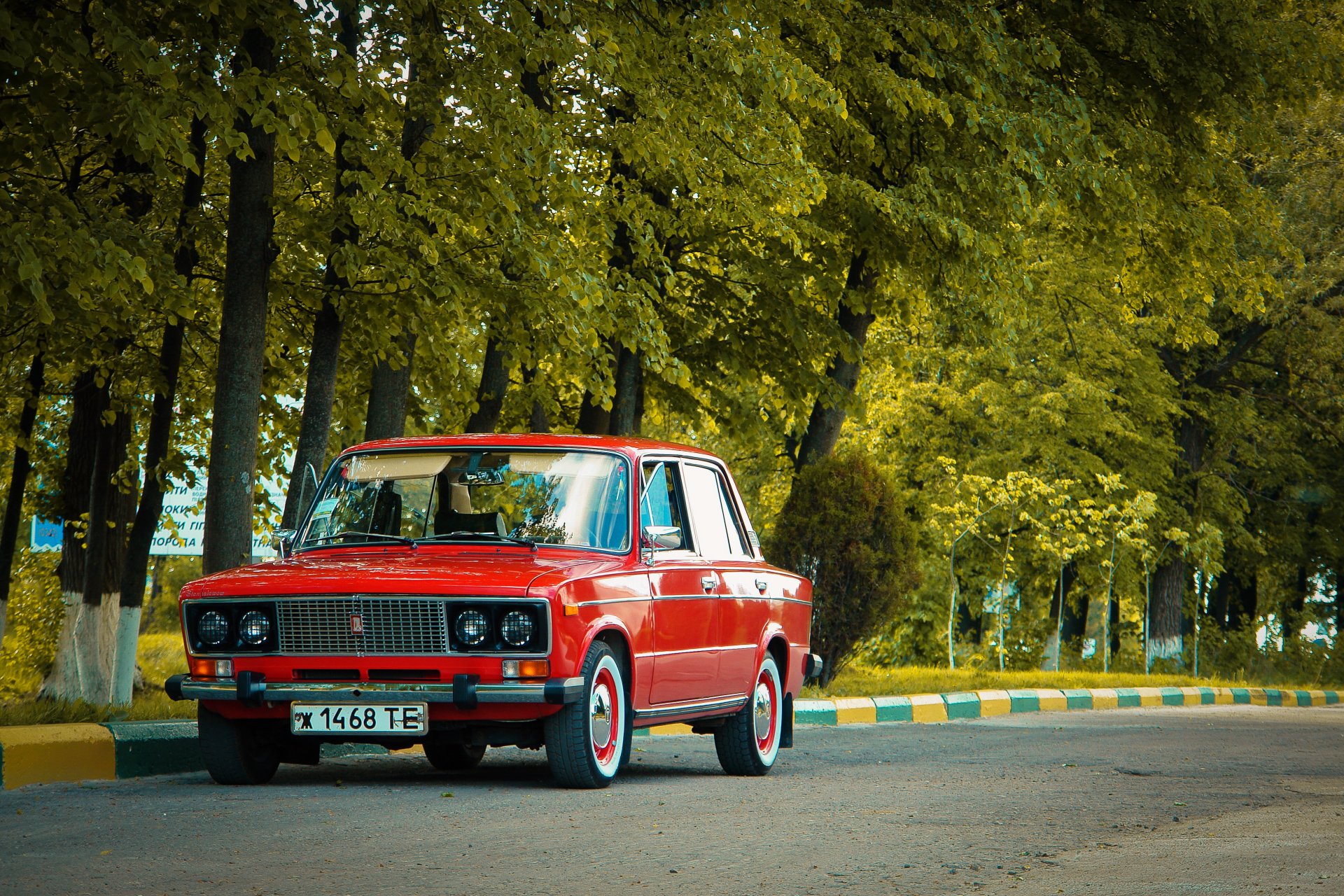 vaz zhiguli rosso strada alberi lada urss classico