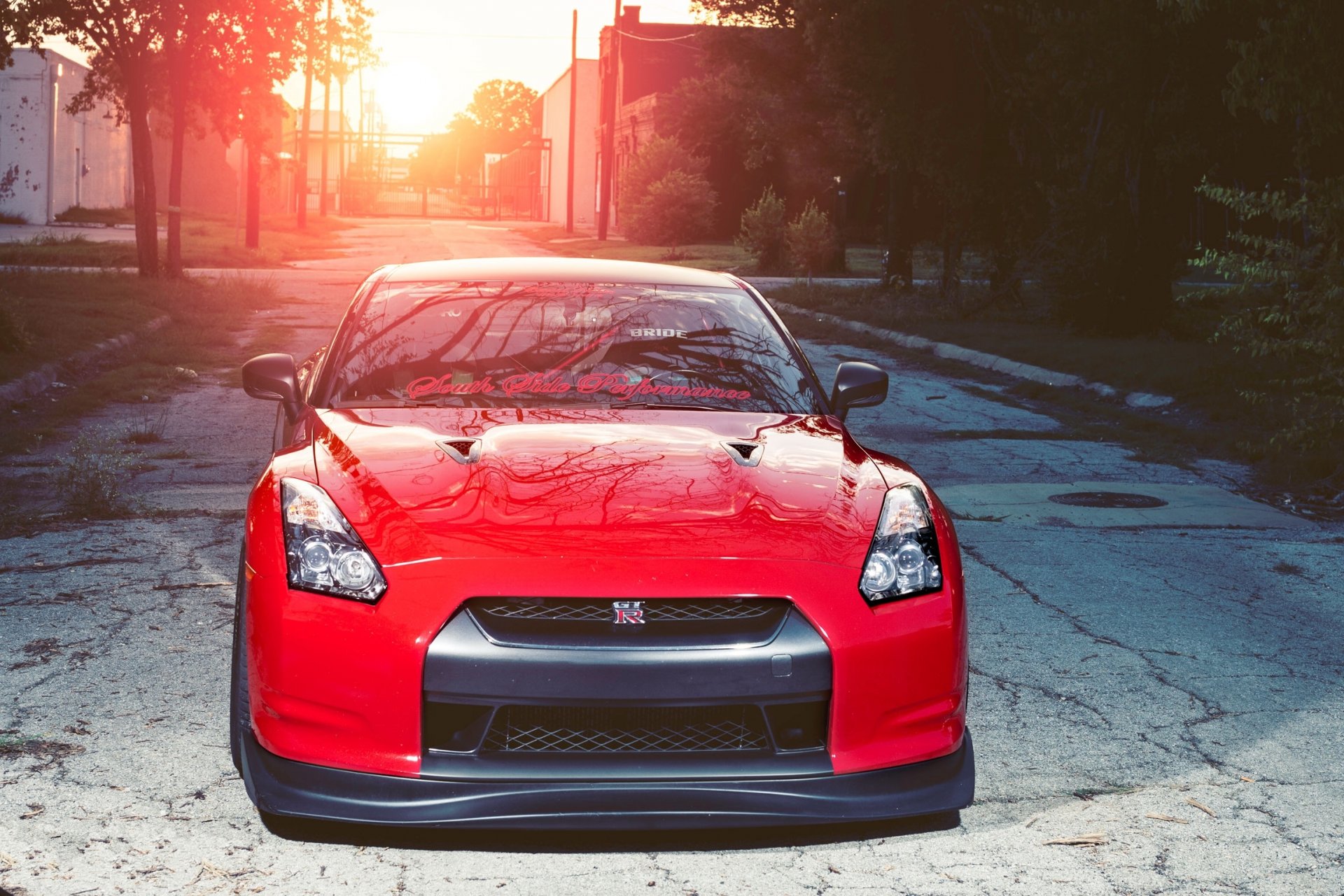 nissan gtr r35 rojo puesta de sol nissan gtr rojo frente inscripción en el parabrisas