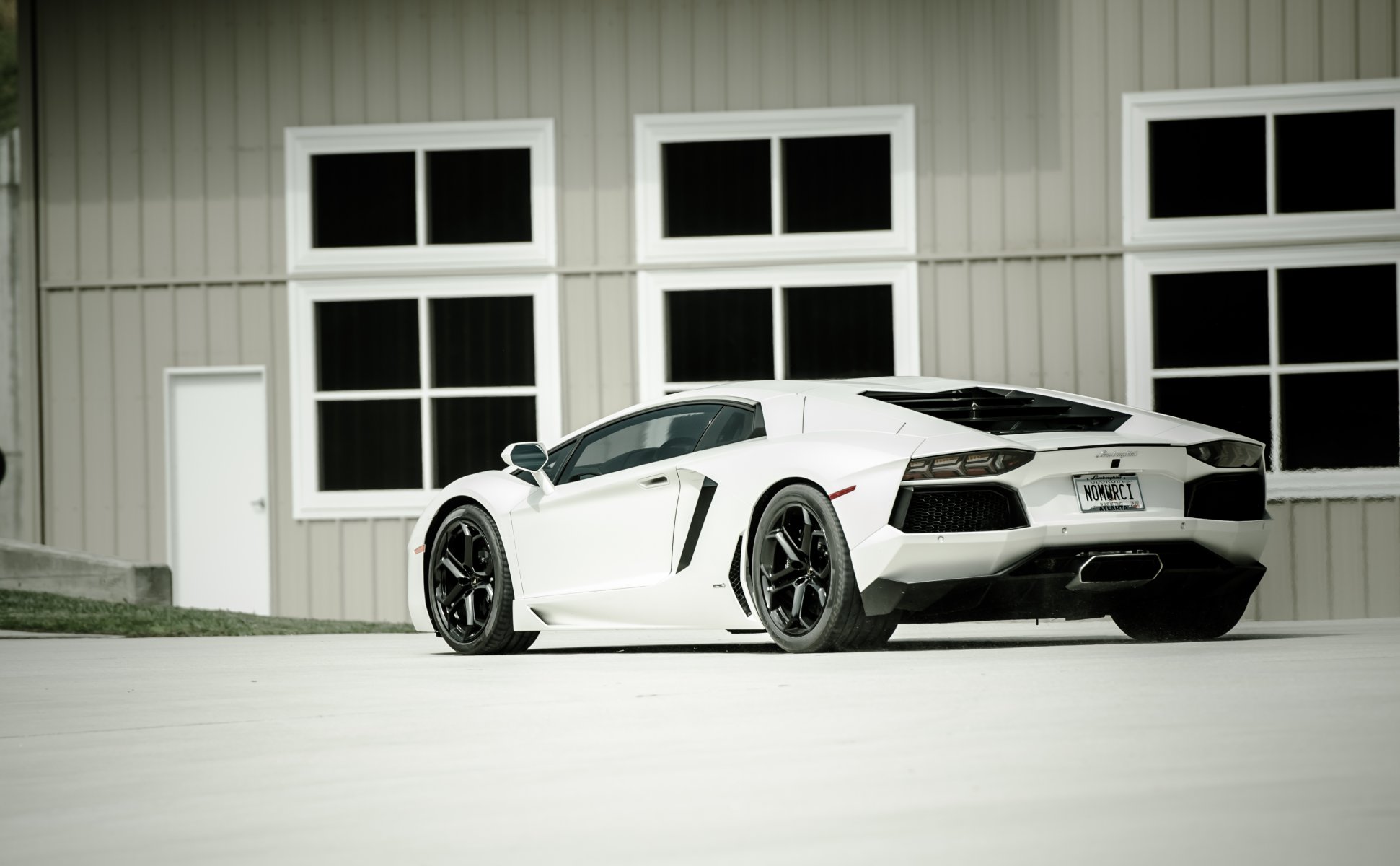 lamborghini aventador lp700-4 blanco lamborghini aventador vista trasera edificio ventanas